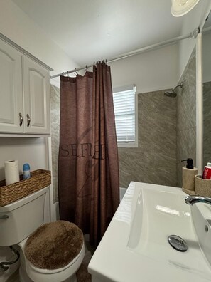 Haartrockner, Handtücher, Seife, Toilettenpapier