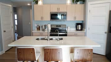 Een magnetron, een oven, een kookplaat, een vaatwasser