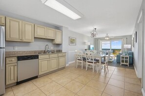 Refrigerador, microondas, lavavajillas y cafetera y tetera 