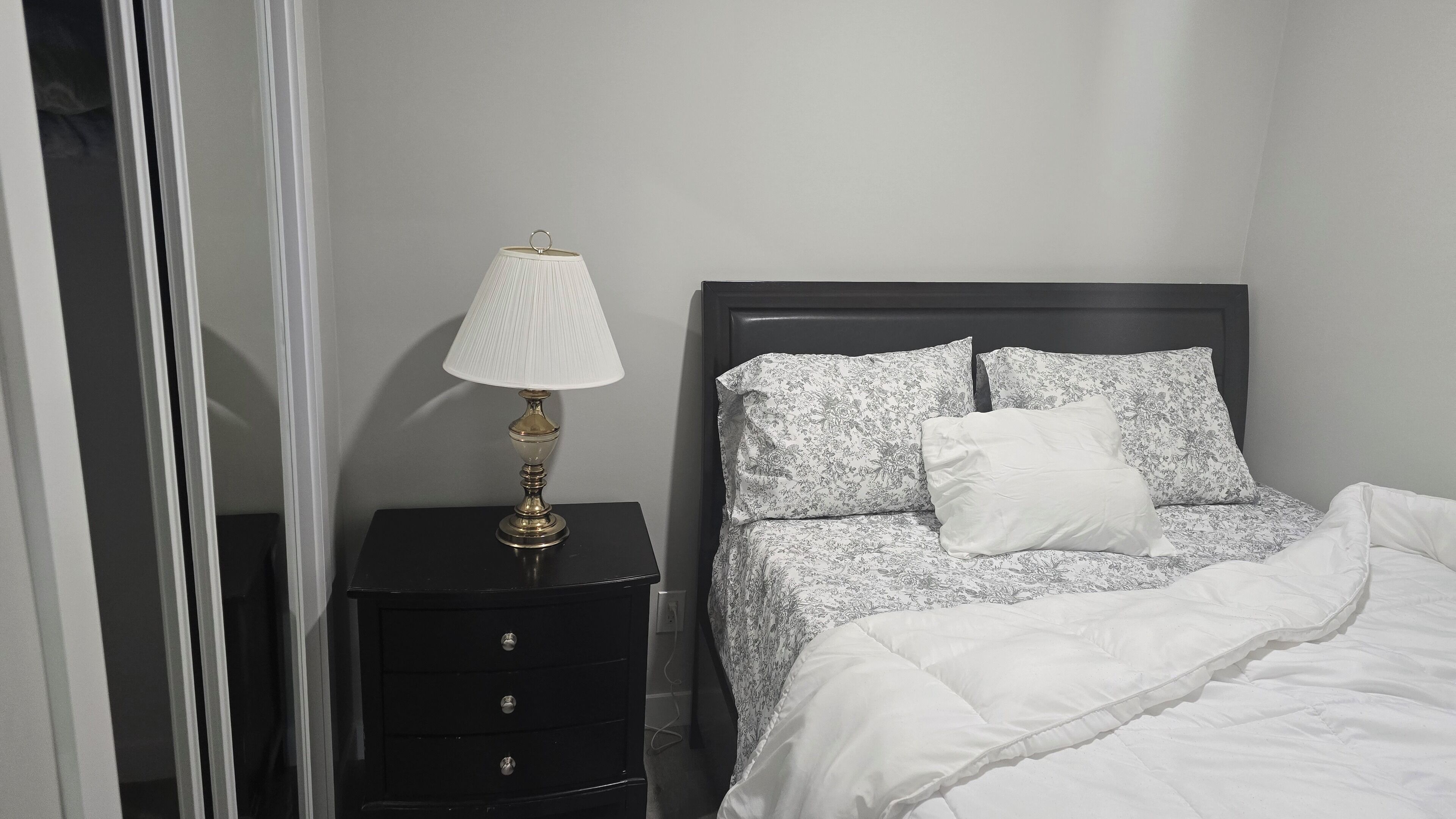 4 habitaciones, tabla de planchar con plancha, wifi y ropa de cama 