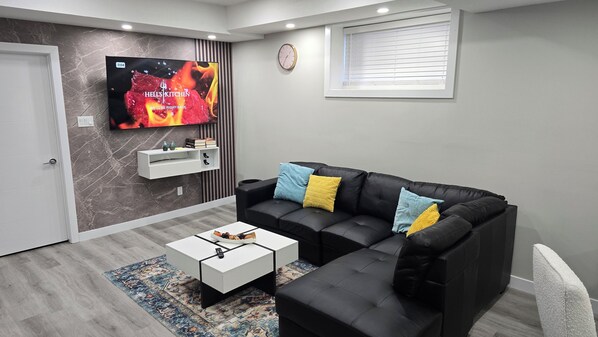 Living area - self contain suite EDMONTON (Edmonton)