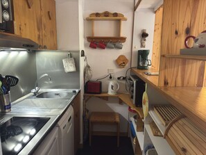 Kjøleskap, mikrobølgeovn, oppvaskmaskin og kjøkkenutstyr