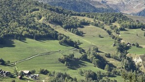 A mountainous landscape with green fields, scattered trees, and a few houses. - Le Roc - Magnificent, cosy 4-room apartment (LES AVANCHERS VALMOREL)