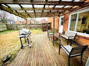 Outdoor dining - Spacious 4-Bedroom Retreat with Game Room and Backyard BBQ (Memphis)