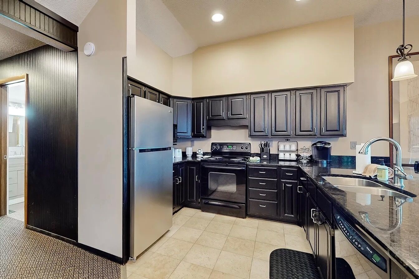 ثلاجة، ميكروويف، موقد طهي مسطح، غسالة أطباق