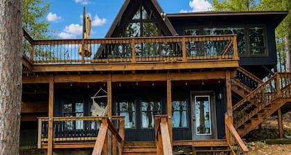 Spacious 5-bedroom A frame cabin with AC, on a 5 lake chain in Eagle River