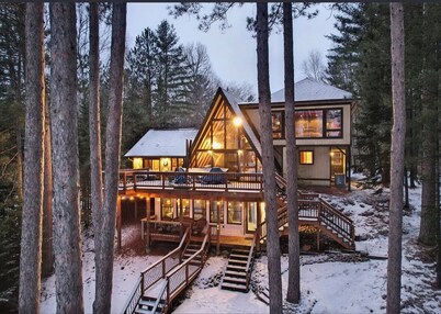 Spacious 5-bedroom A frame cabin with AC, on a 5 lake chain in Eagle River