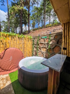 Outdoor spa tub