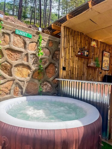 Sunset Cabin  Jacuzzi & Mountain Views   Chalet del Atardecer con Jacuzzi Privado y Proyector
