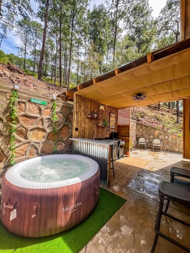 Sunset Cabin  Jacuzzi & Mountain Views   Chalet del Atardecer con Jacuzzi Privado y Proyector