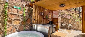 Sunset Cabin  Jacuzzi & Mountain Views   Chalet del Atardecer con Jacuzzi Privado y Proyector