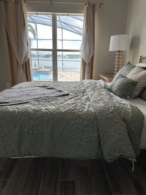 4 bedrooms, iron/ironing board, free WiFi, bed sheets - Orlando Lakefront Pool Home, 25 min from Disney & Universal, 15 min from Airport (Orlando)