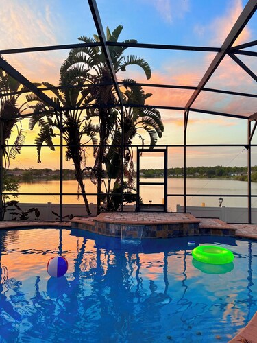 Orlando Lakefront Pool Home, 25 min from Disney & Universal, 15 min from Airport