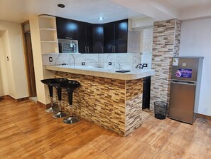 Refrigerador, microondas, horno y parrilla de estufa 