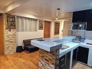 Fridge, microwave, oven, stovetop - Spacious modern apartment ideal for families 5 min from Cusco airport4 (Cusco)
