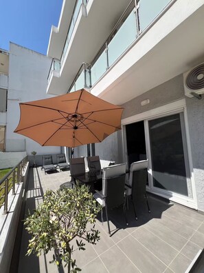 Outdoor dining - 4 minutes by car from the beach new modern apartment in Rhodes town (Rodos)