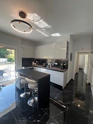 Un four, surface de cuisson, lave-vaisselle