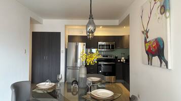 Microondas, horno y placa de cocina