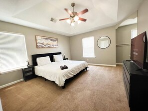 4 dormitoris, planxa i posts de planxar, wifi gratuïta i roba de llit