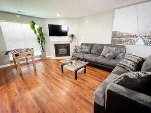 Smart TV - Spacious 4BR Retreat with BBQ, Hammock, and Outdoor Lounge (Cordova)