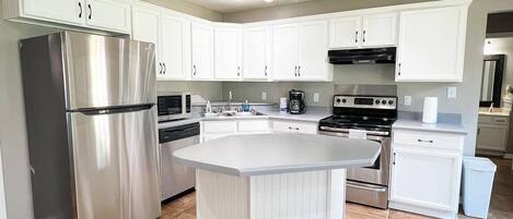 Kylskåp, mikrovågsugn, ugn och spishäll