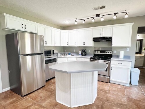 Spacious 4BR Retreat with BBQ, Hammock, and Outdoor Lounge