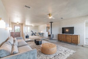 Smart TV - Rolling Hills Wine Country Haven–Panoramic Views, Hot Tub, Fire Pit, BBQ (Paso Robles)