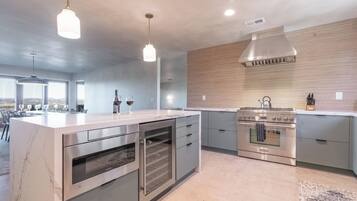 Refrigerador, microondas, horno, placa de cocina