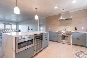 ثلاجة، ميكروويف، فرن، موقد طهي مسطح