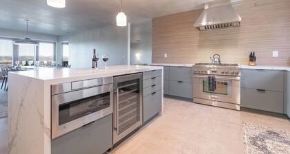 Rolling Hills Wine Country Haven–Panoramic Views, Fire Pit, BBQ, Perfect Getaway