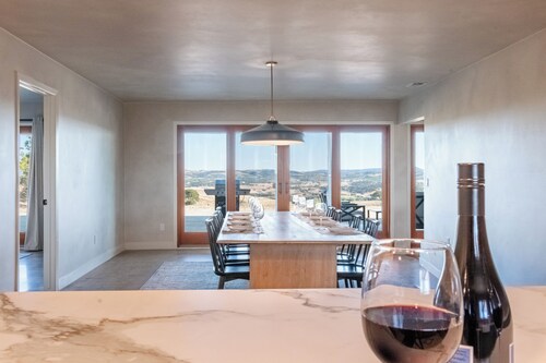 Rolling Hills Wine Country Haven–Panoramic Views, Fire Pit, BBQ, Perfect Getaway