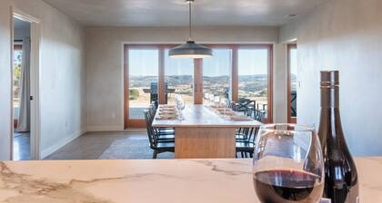 Rolling Hills Wine Country Haven–Panoramic Views, Fire Pit, BBQ, Perfect Getaway