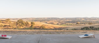 Paso Robles Hilltop • Hot tub nights • 11 acres • Wine days, relaxing evenings