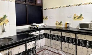 Kylskåp, mikrovågsugn, spishäll och mixer