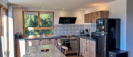 Micro-ondes, four, plaque de cuisson, lave-vaisselle