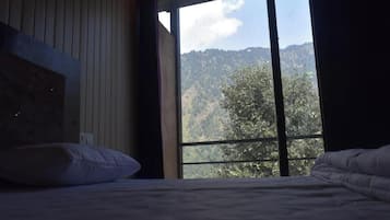 Deluxe Room | Pillow-top beds, free WiFi, bed sheets