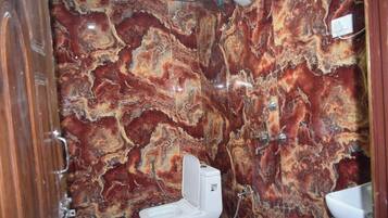 Ducha, artículos de tocador gratuitos, toallas, jabón