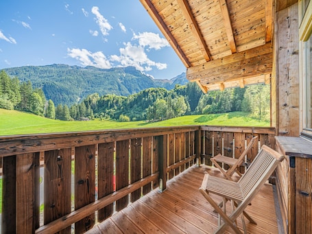 Property grounds. Cosy holiday flat with mountain views