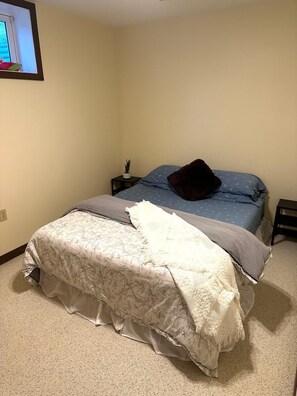 2 bedrooms, desk, iron/ironing board, free WiFi