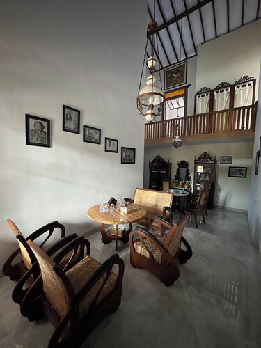 Rumah gaya modern dan tradisional dengan interior khas Osing yang autentik