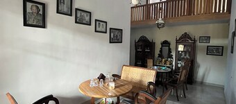 Rumah gaya modern dan tradisional dengan interior khas Osing yang autentik