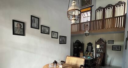 Rumah gaya modern dan tradisional dengan interior khas Osing yang autentik