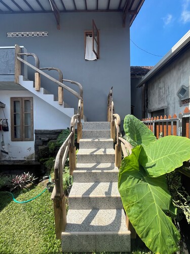 Rumah gaya modern dan tradisional dengan interior khas Osing yang autentik