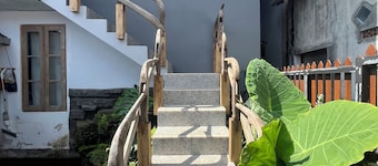 Rumah gaya modern dan tradisional dengan interior khas Osing yang autentik