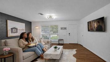 Een televisie en een kantoor