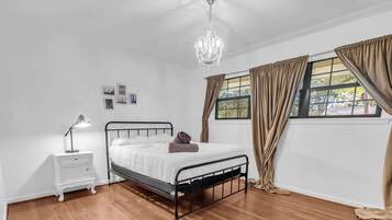 3 chambres, bureau, fer et planche à repasser, lit parapluie