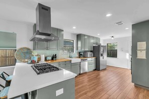 Réfrigérateur, four à micro-ondes, un four, surface de cuisson