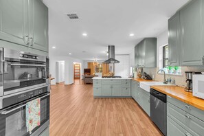 冷蔵庫、電子レンジ、オーブン、コンロ