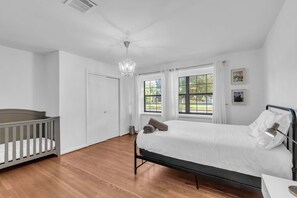 3 bedrooms, desk, iron/ironing board, WiFi