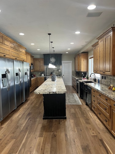 Spacious 10-bedroom Luxury Home with Fitness and Game room in charming Bluffdale